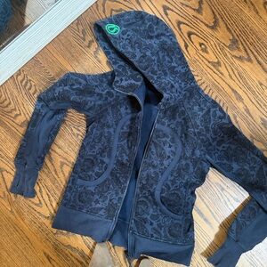 Lululemon Blue & black paisley scuba Hoodie with Green Logo sz 8